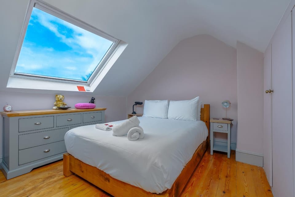 Bed, Photo of the whole room, Bedroom