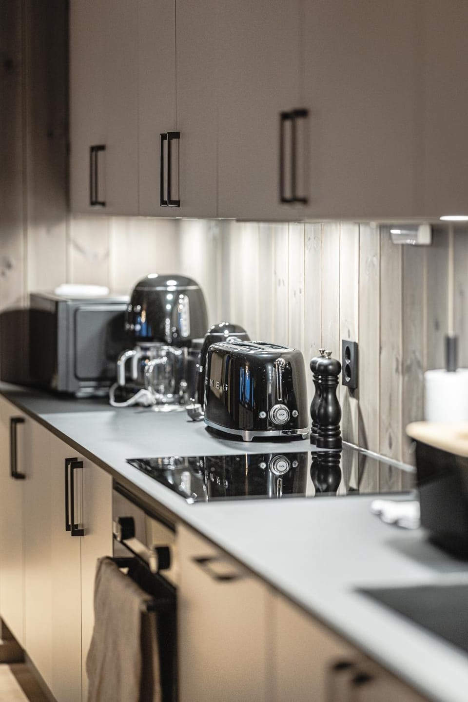 Coffee/tea facilities, Kitchen or kitchenette, dishwasher, stove, toaster