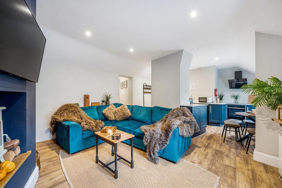 TV and multimedia, Kitchen or kitchenette, Living room, Seating area, Dining area