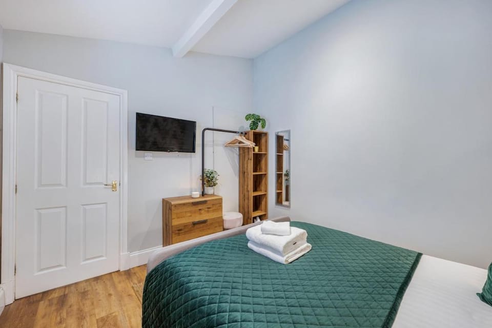 Bed, TV and multimedia, Photo of the whole room, Bedroom, wardrobe