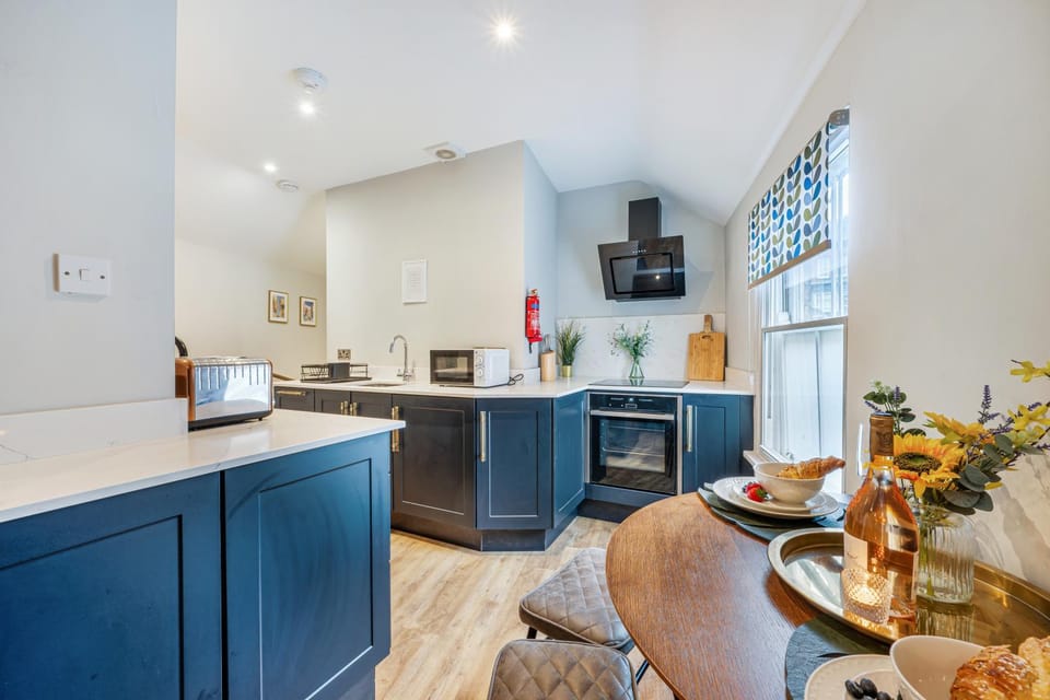 Coffee/tea facilities, Kitchen or kitchenette, Living room, Seating area, Dining area, oven, stove, toaster
