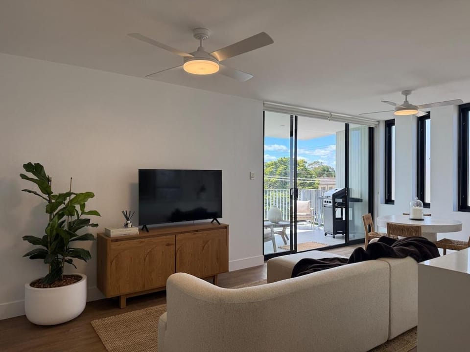 TV and multimedia, Living room, Evening entertainment