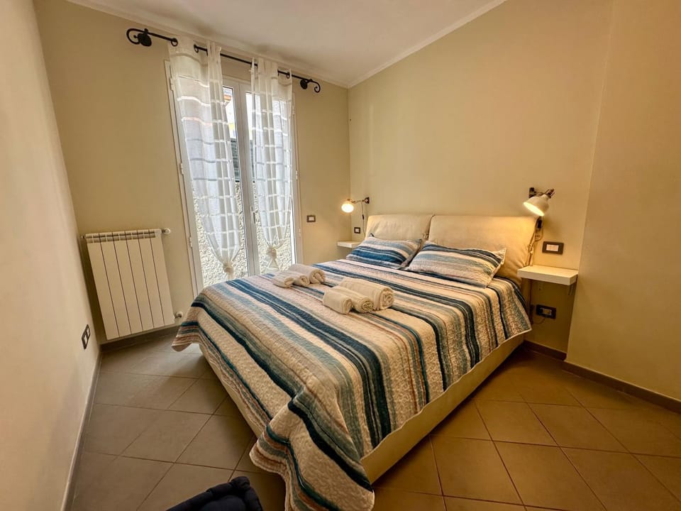 Bed, Photo of the whole room, Bedroom, internet, towels