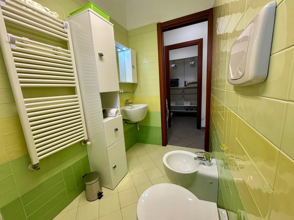 Shower, Toilet, Bathroom, bidet, towels