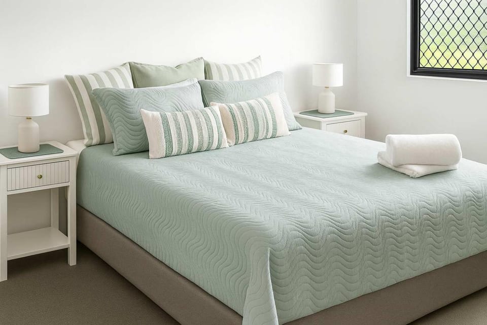 Bed, Photo of the whole room, Bedroom, towels