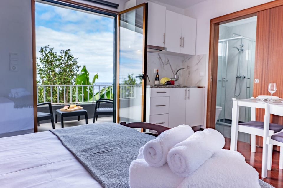 Patio, Bed, Balcony/Terrace, Photo of the whole room, Dining area, Bedroom, towels