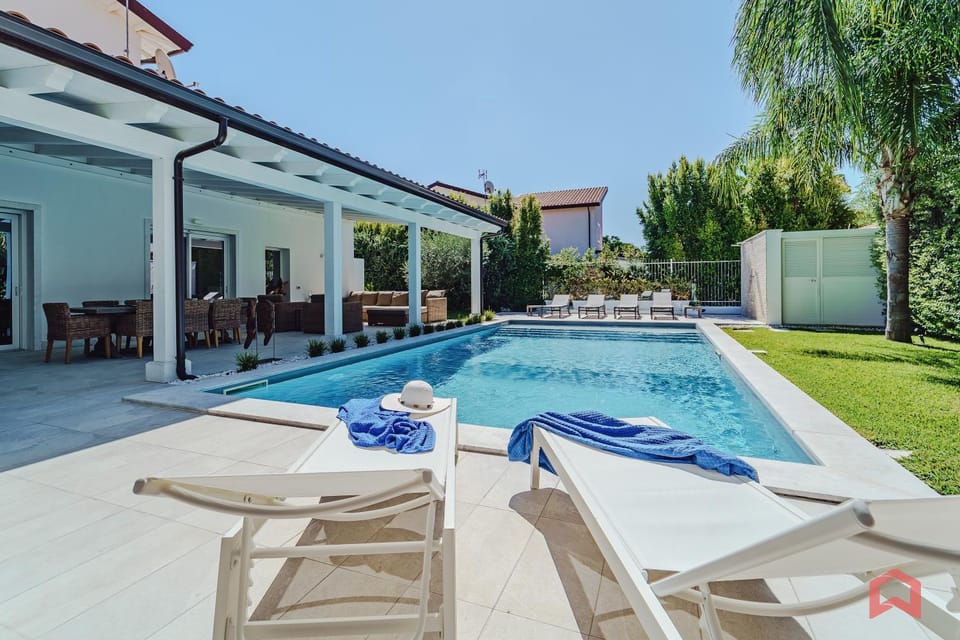 Property building, Patio, Day, Pool view, Swimming pool, sunbed