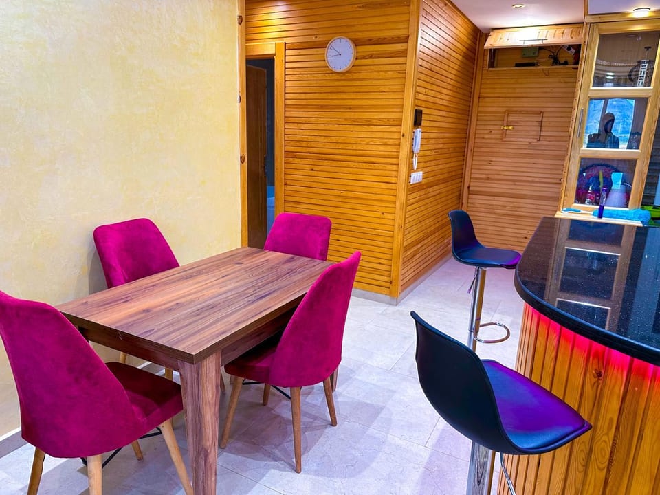 Seating area, Dining area