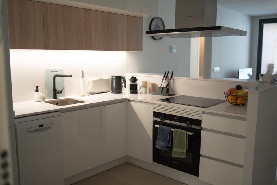 Coffee/tea facilities, Kitchen or kitchenette, oven, stove, toaster
