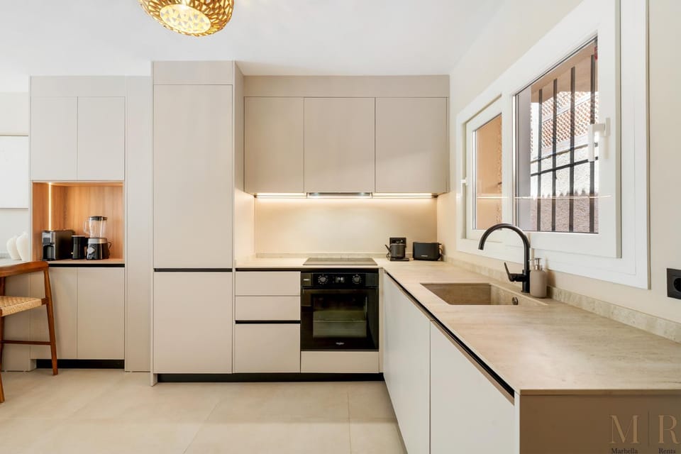 Coffee/tea facilities, Kitchen or kitchenette, dishwasher, oven, stove, toaster