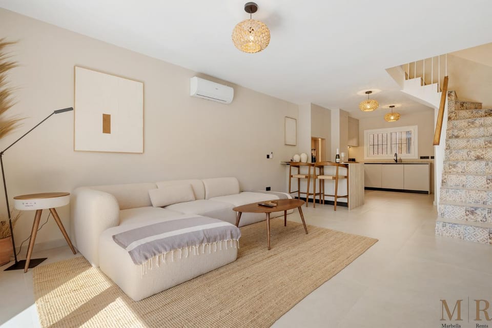 Kitchen or kitchenette, Living room, Seating area, Dining area