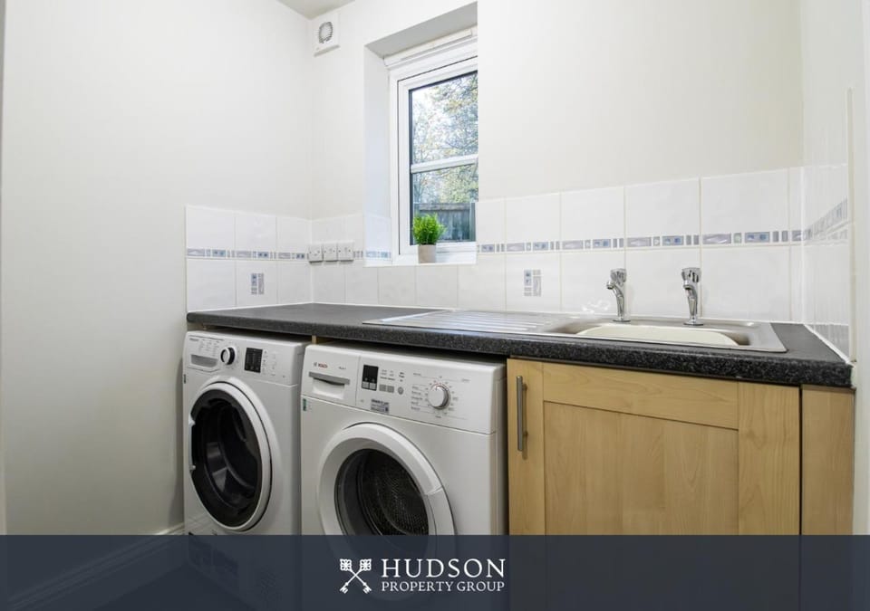 4-Bed Home near Telford Centre House in Telford