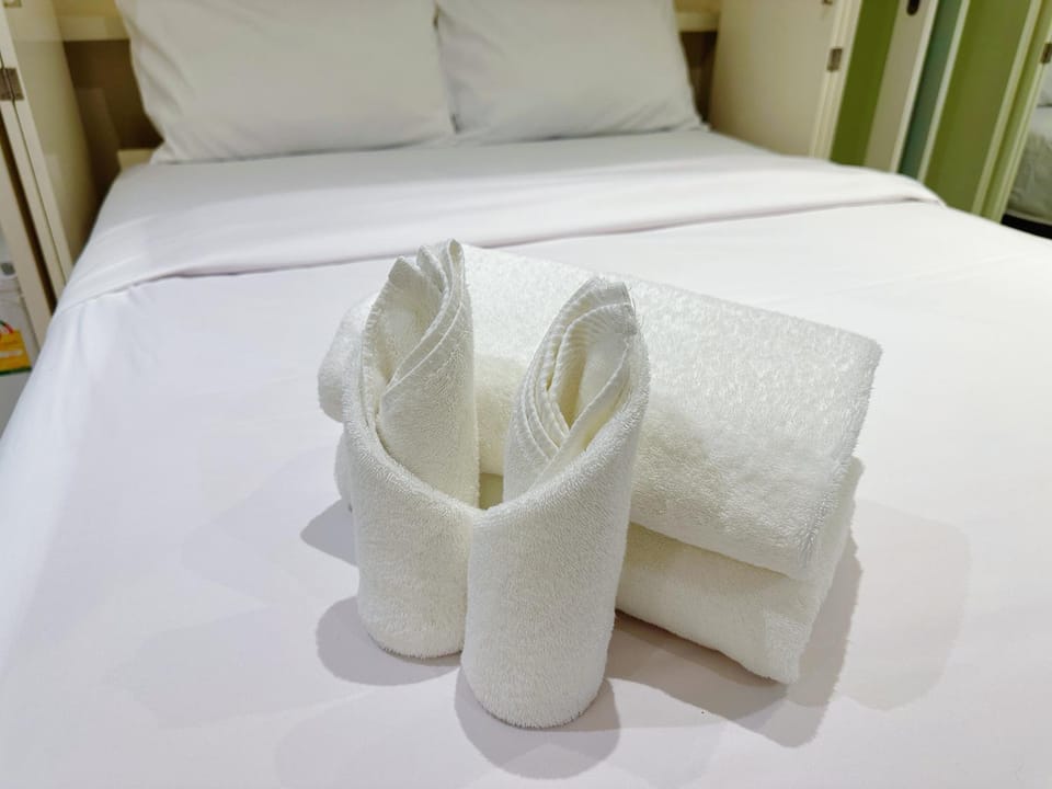 Bed, towels