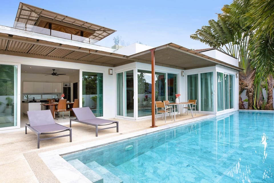 Property building, Patio, Day, Pool view, Swimming pool, sunbed