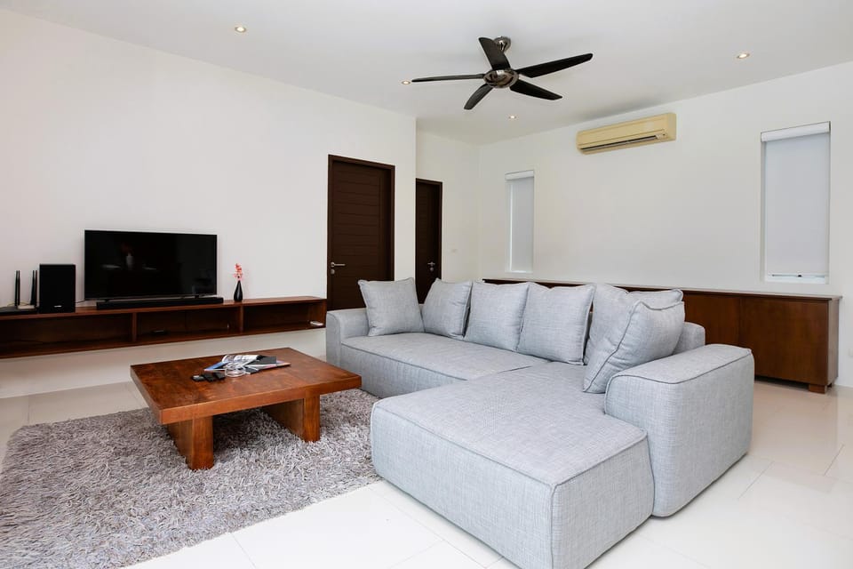 TV and multimedia, Living room, Seating area, Evening entertainment