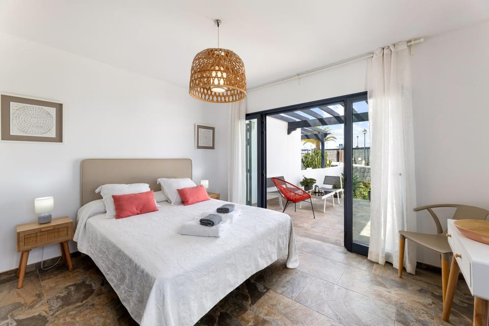 Bed, View (from property/room), View (from property/room), Balcony/Terrace, Balcony/Terrace, Decorative detail, Decorative detail, Garden view, Garden view, Quiet street view, towels
