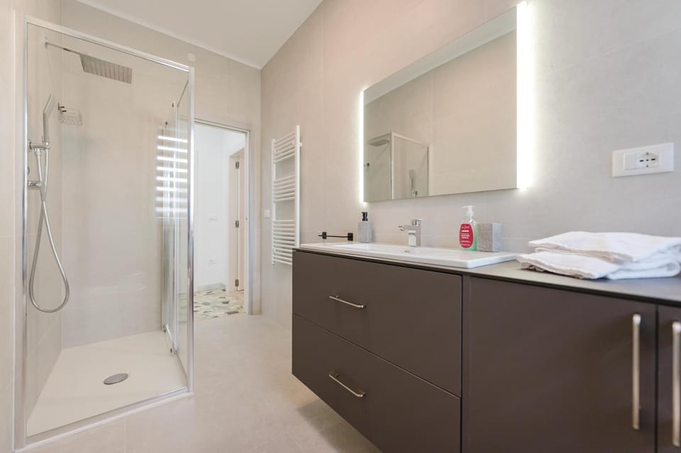 Shower, Bathroom, towels