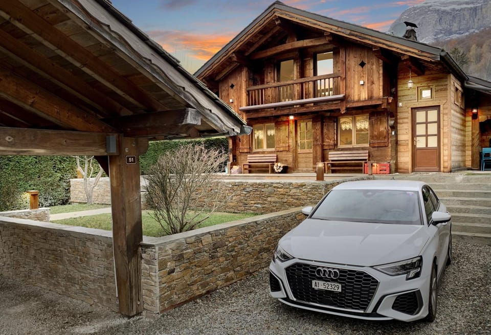 Property building, Day, Garden, Parking