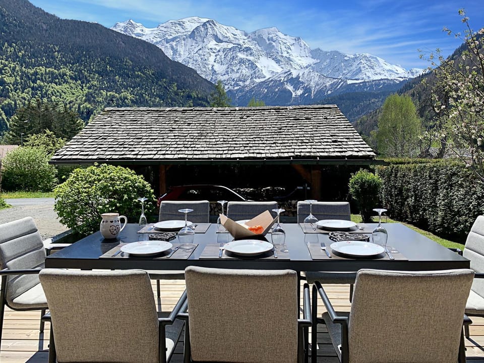 Spring, Day, Balcony/Terrace, Dining area, Mountain view