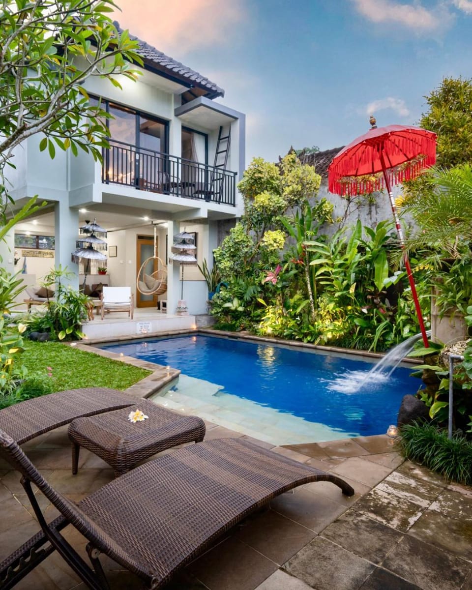 Property building, Patio, Day, Garden, Pool view, Swimming pool, sunbed