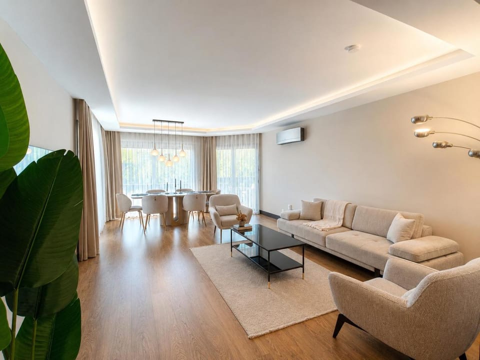 Communal lounge/ TV room, Living room, Dining area