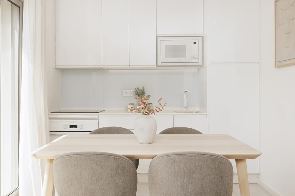 Kitchen or kitchenette, Dining area