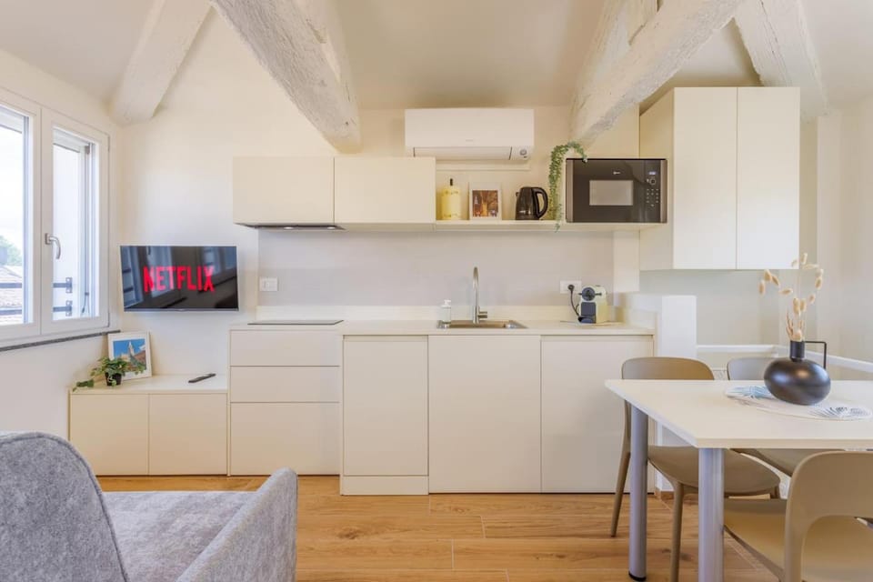 Kitchen or kitchenette, Dining area, stove