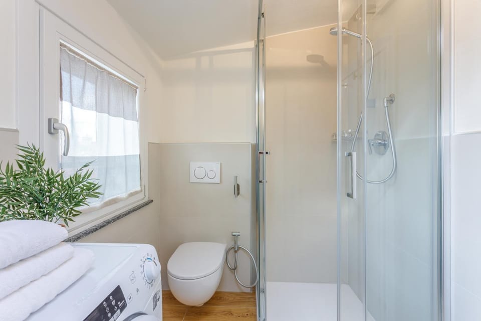 Shower, Toilet, Bathroom, towels