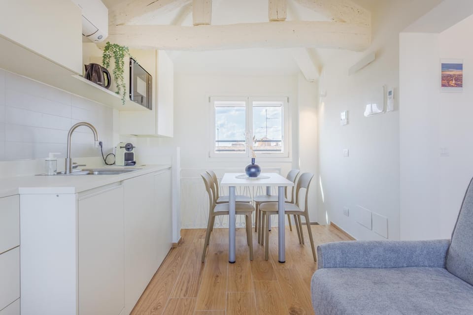 Kitchen or kitchenette, Living room, Seating area, Dining area