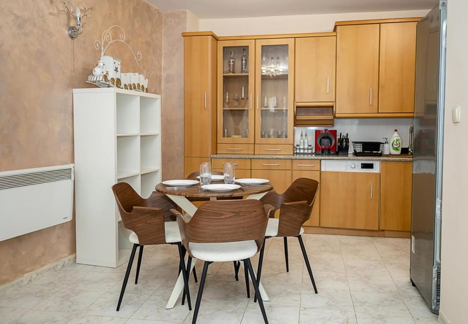 Coffee/tea facilities, Kitchen or kitchenette, Dining area