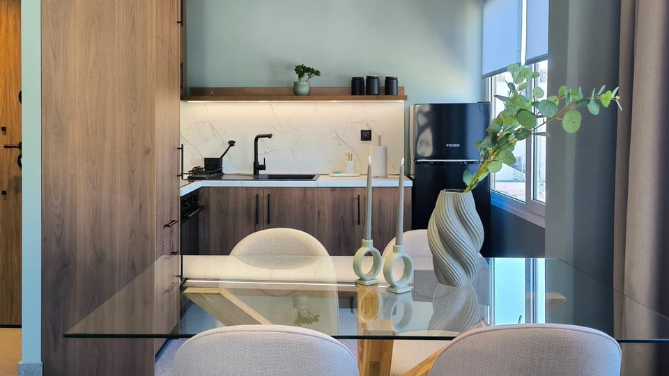 Kitchen or kitchenette, Dining area