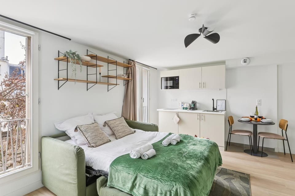 Lavie Maison : Spacious Studio near Montmartre Apartment in Paris