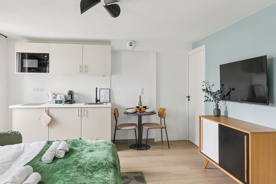 Lavie Maison : Spacious Studio near Montmartre Apartment in Paris