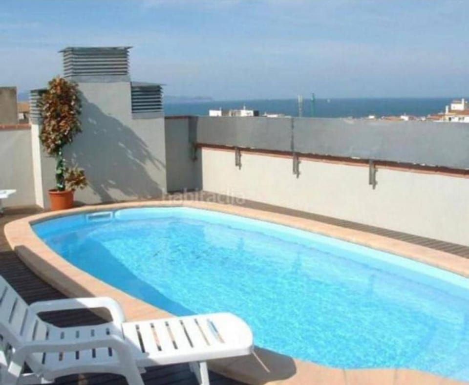 Mestral 1 center of l'Escala, shared swimming pool on the rooftop Apartment in L'Escala