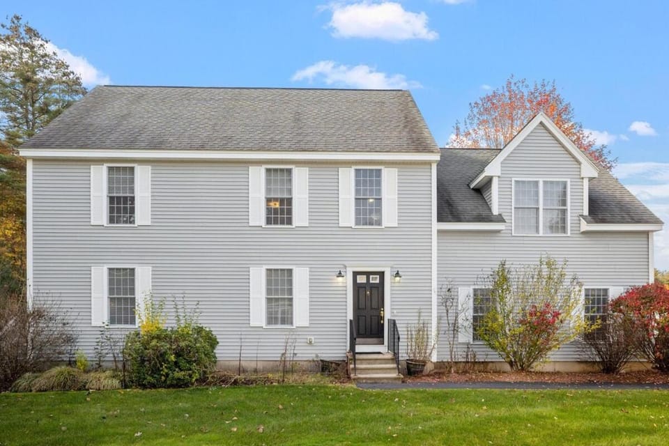 Modern Open Concept 4 Bed 2 5 Bath Mid to LongTerm Private Single Family Home House in Manchester