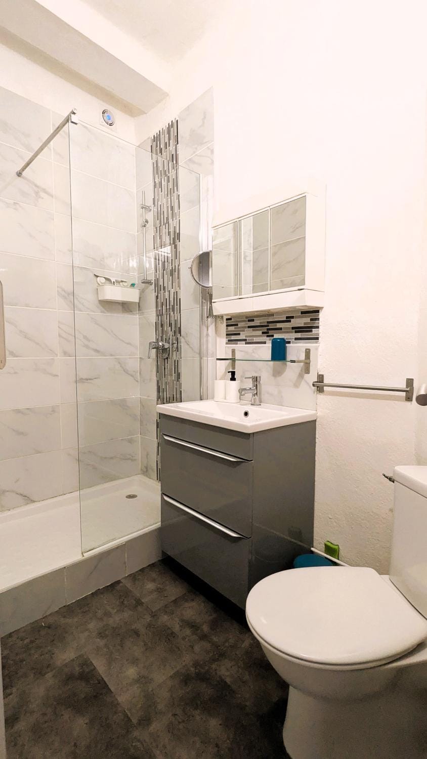 Shower, Toilet, Bathroom, towels
