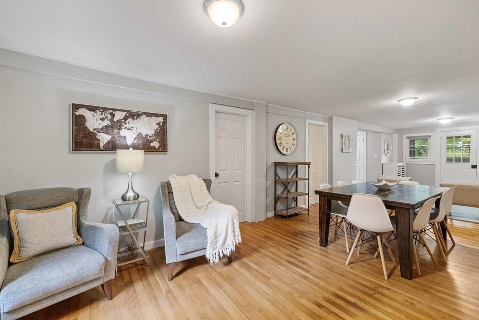 Comfy Large Bungalow - 4 Bed 1BA On Private Pond House in Newbury