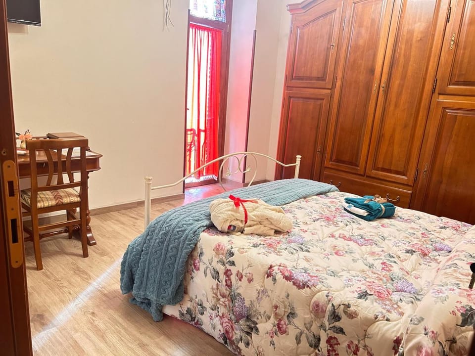 Bedroom, wardrobe