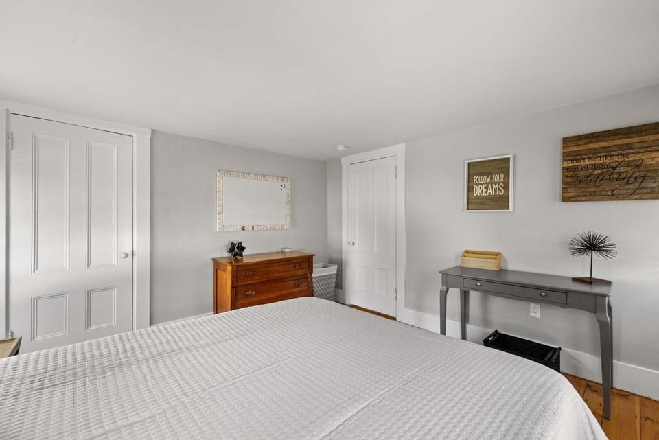 Exeter 2nd Floor 2 Bed 1 Bath- Pet Friendly Apartment in Exeter