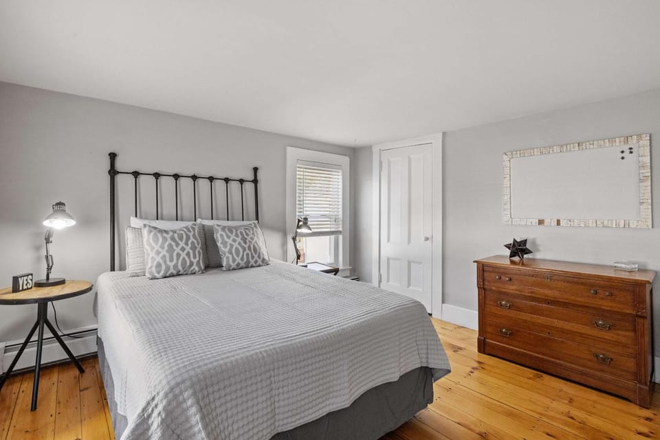Exeter 2nd Floor 2 Bed 1 Bath- Pet Friendly Apartment in Exeter