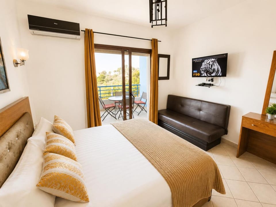 Bed, TV and multimedia, View (from property/room), Balcony/Terrace, Photo of the whole room, Seating area, Bedroom, air conditioner