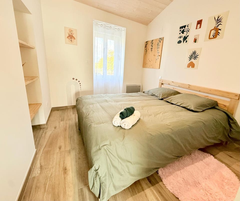 Photo of the whole room, Bedroom