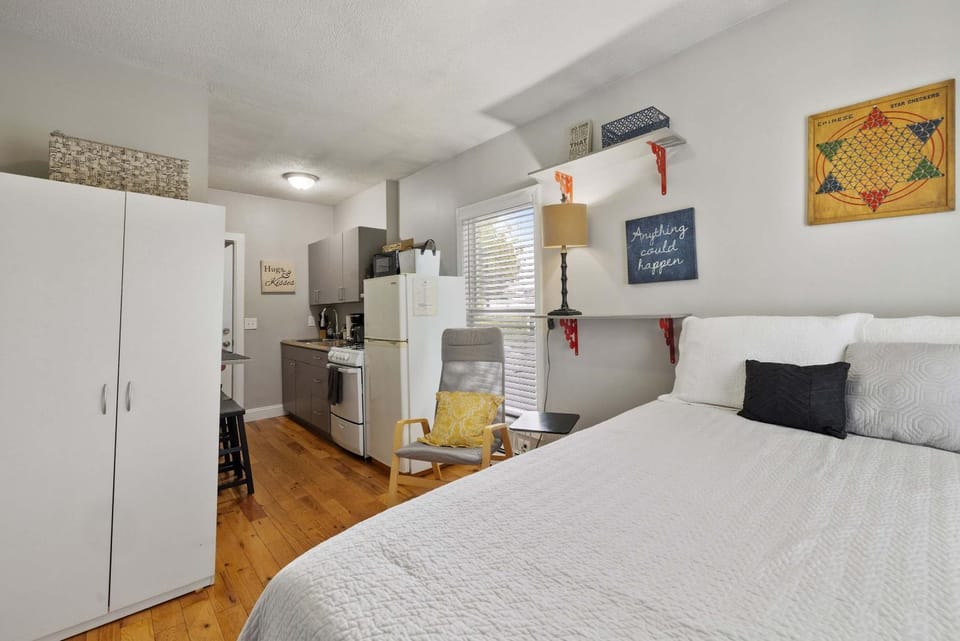 City Chic 2nd flr Studio w Enclosed Private Porch Apartment in Manchester