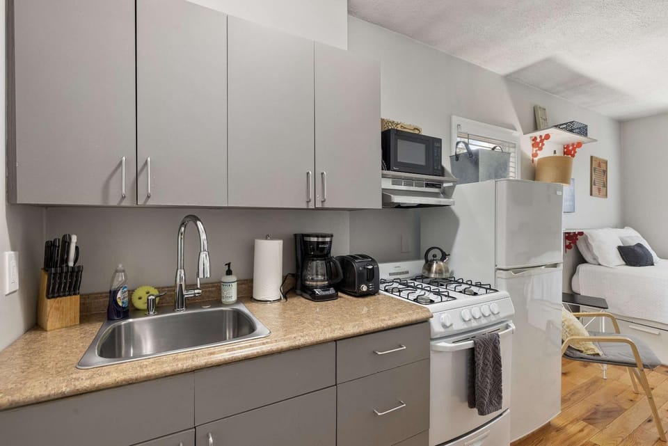 City Chic 2nd flr Studio w Enclosed Private Porch Apartment in Manchester