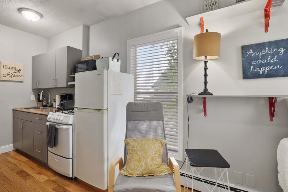 City Chic 2nd flr Studio w Enclosed Private Porch Apartment in Manchester
