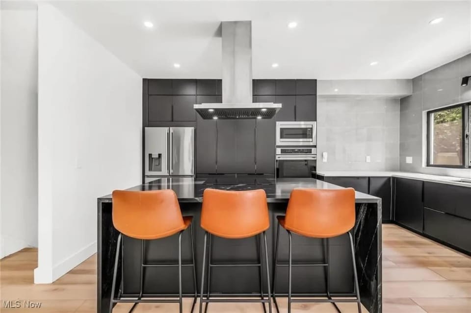 Akron - 4BR Modern Home House in Akron