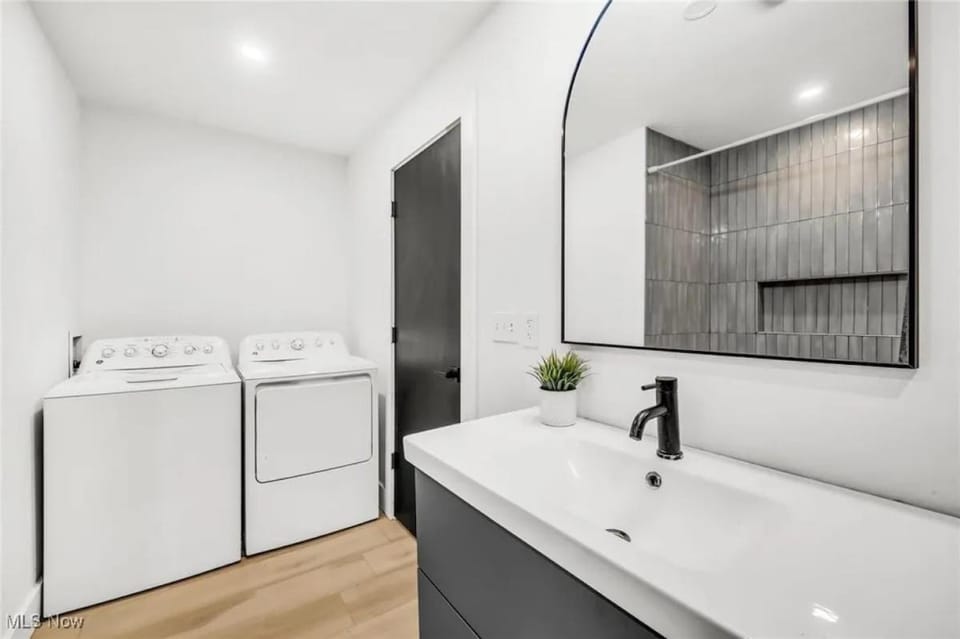 Akron - 4BR Modern Home House in Akron