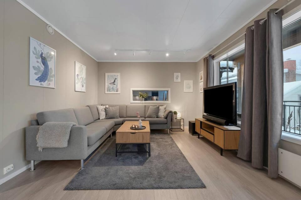 TV and multimedia, Living room, Seating area, Evening entertainment