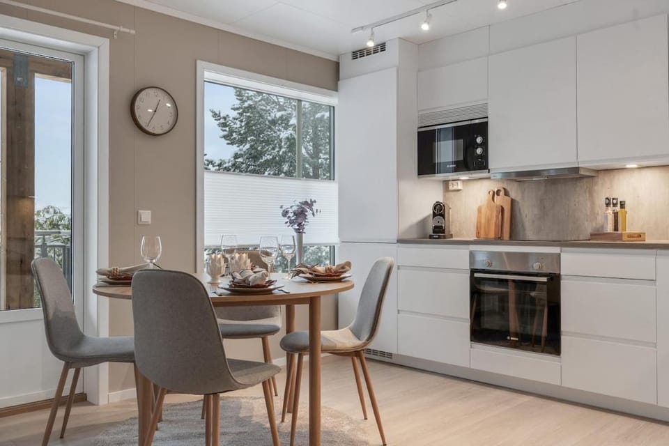 Coffee/tea facilities, Dining area, dishwasher, oven, stove, toaster