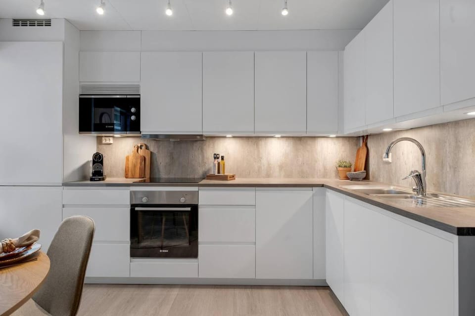 Coffee/tea facilities, oven, stove, toaster